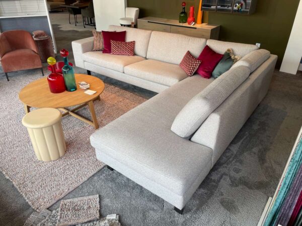 Hofstede Raanhuis Plaza/ Basso Modulaire bank Showroommodel 2