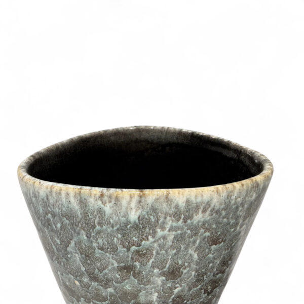 Vaas Angulo pot reactiv - The Family House — productfoto op witte achtergrond